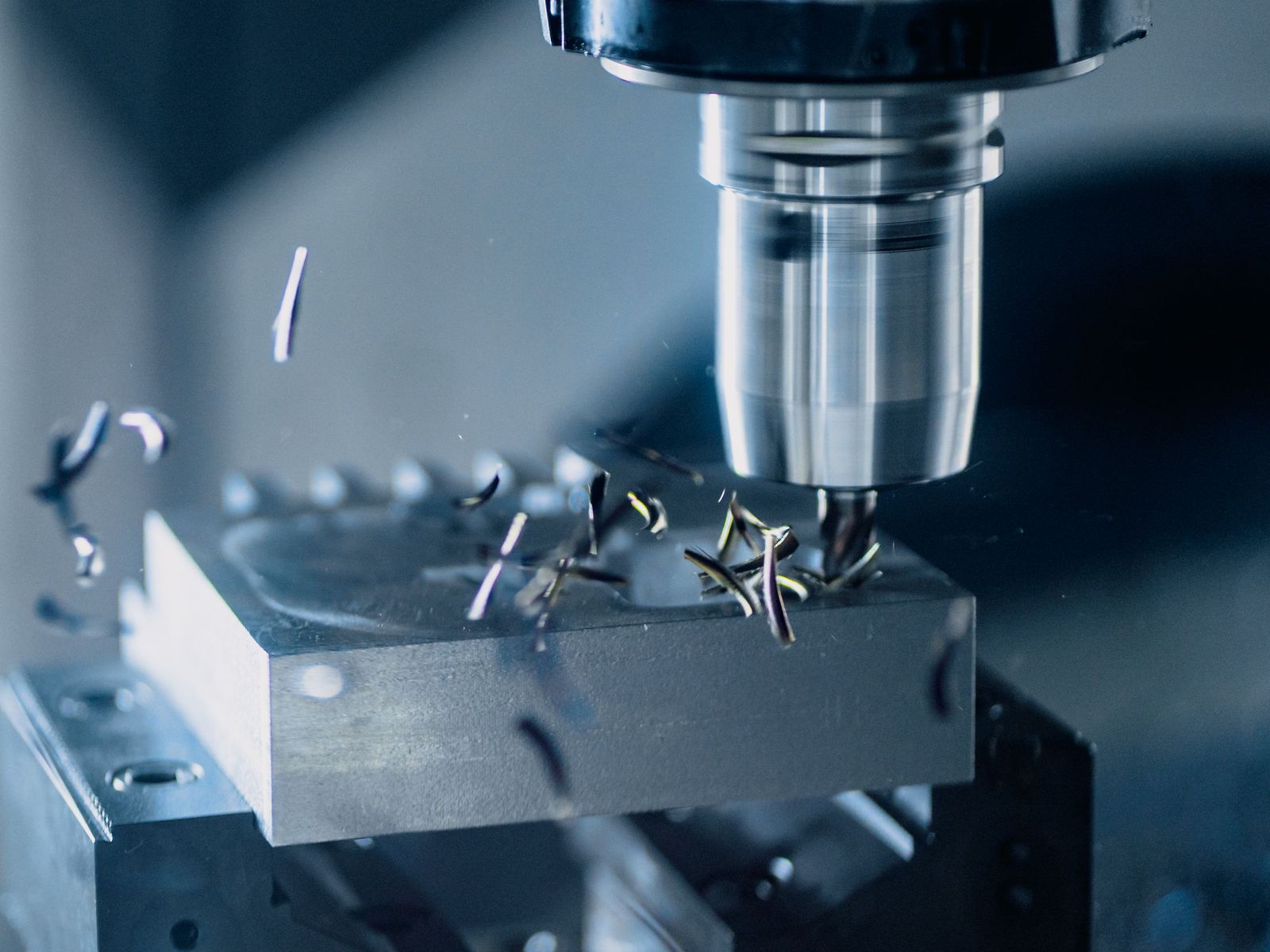 CNC-Fräskopf bei der Bearbeitung eines Metallteils